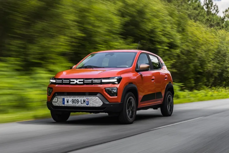 Dacia Spring auf der Landstrasse