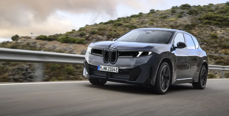 Der BMW iX3 auf einer Landstrasse im Süden