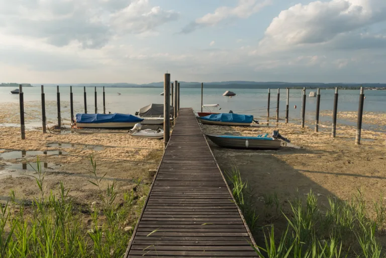 Niedriger Wasserstand am Bodensee bei Berlingen mit trockengelegtem Seegrund